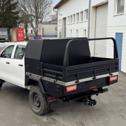 Ladefläche mit Basic Box und Heckbügel auf einem Toyota Hilux Doppelkabiner-Pickup