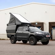 Toyota Hilux Flatbed Camper mit großem Aufstelldach ideal für Overlanding, Offroad und Camping-Abenteuer