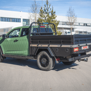 Pickup mit Flatbed-Umbau für einen Jäger, inklusive Zusatzbeleuchtung und Seilwinde für Outdoor- und Jagdeinsätze