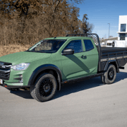 Isuzu D-MAX Space Cab mit umgebauter Ladefläche und Offroad-Zubehör wie Rockslider, Slimstoßstange und Unterfahrschutz