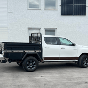 Toyota Hilux Pickup mit Flatbed-Umbau, konzipiert für unterschiedliche Einsatzmöglichkeiten von Gewerbe bis Freizeit