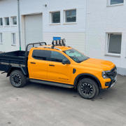 Ford Ranger Wildtrak Pickup mit Ladeflächenumbau, Zusatzbeleuchtung und seitlichen Stauboxen