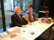 2013年3月30日クララ・ザールで。終演後のサイン会でのイェルク・デームスと笠原たかさん。