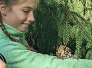 Gruppenkind mit Singdrossel