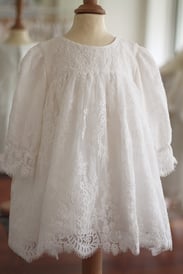 Robe de baptême d'hiver pour bébé et petite fille en dentelle italienne doublée polaire. Modèle Elisa. Boutique Fil de Légende à Paris, Neuilly-sur-Seine.