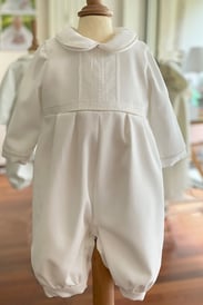 Barboteuse baptême bébé garçon hiver Baptiste en velours de coton doublé polaire. Création française Fil de Légende. Boutique vêtements baptême Paris, Neuilly-sur-Seine.