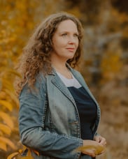 Susanne Kruse mit ruhigem, offenen Blick – Symbol für Bewusstsein und verkörperte Führung