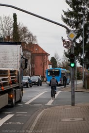 Lkws müssen mit Schrittgeschwindigkeit abbiegen 
