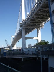 レインボーブリッジ遊歩道「レインボープロムナード」への入り口。このアングルから、レインボーブリッジを見ることはあまりないかもしれませんね。