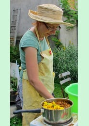  Teinture végétale jardin tinctoriale visite animation scolaires foulards en soie centre de loisirs biologique pédagogique tableaux textiles patchwork tissu développement durable potager biologique roses stages loire lyon forez montagnes du matin  