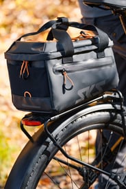 Nachrüstmodel „INFINITY UNIVERSAL“ mit einer MIK-Adapterplatte zur sicheren Befestigung von Fahrradtaschen mit entsprechendem Adapter