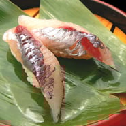 黒酢　黒酢を使った握り寿司　トビウオ