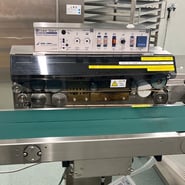 商品を密封する横型シーラー