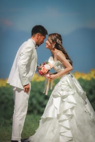 山梨県ひまわり畑でフォトウェディングを撮影するお2人
