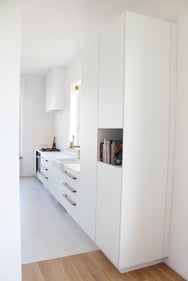 dom Leśna - kuchnia - autorski projekt drewnianych uchwytów i detali - projekt wnętrz Kęty