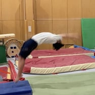 バク転などの技で日常使わない脳や筋肉を発達させるアクロバットクラス