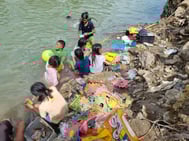 幼児教育のための備品を洗う子どもたち