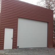 Porte de garage sectionnelle blanche par ACMB Charpente metallique construction Brioux 79