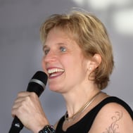 Top-Speakerin, Bestseller-Autorin und Expertin zu den Themen Sexualität, Gesunde Beziehungen, Selbstbestimmung vs. Familie, Kommunikation & Persönlichkeitsentwicklung, Work Life Lust Balance