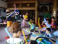 お坊さんによる楽しい大道芸のパフォーマンス