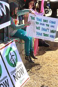 あなたたちの生み出した毒物なんかいらないわ！そう書かれたパネルを持つ子どもたち。Photo by Takver CC BY-NC-SA 2.0