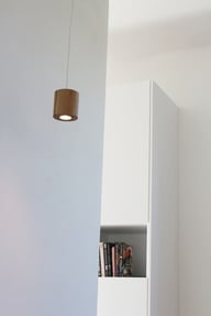 Dom Leśna – fragment kuchni widoczny z salonu – projekt wnętrz domu w okolicach Kęt