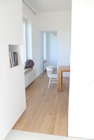 dom Leśna - widok z kuchni na jadalnię  