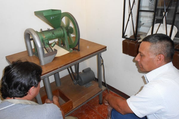 Pergamino dreschen (unten kommt dann der güne Kaffee raus)