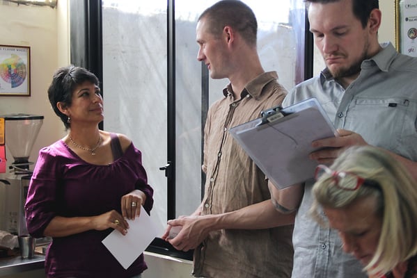 Ena Galetti, Pingo, Reto Haener und Verena Blaser beim Cupping