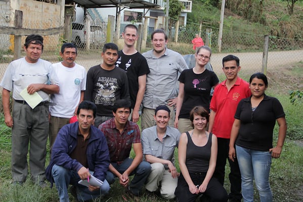 Gruppenbild bei der ACRIM (Milton, Angel, Franklin, Pingo, Reto,, Kira, Wualter, Maria), Kira,  unten eingeschlichener Reporter, Roberto, Dina, Luzia