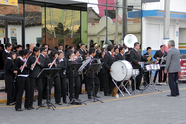 extra für uns spielt eine Kapelle beim Kaffee-Event der AACRI in Cotacachi