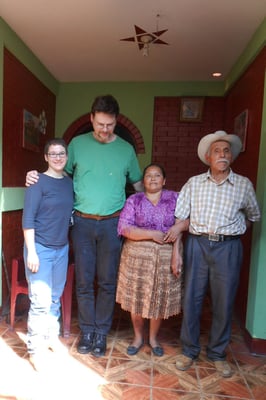 Agapitos Tochter / Marcos Frau, Gerrit und Steffi vor Marcos Haus