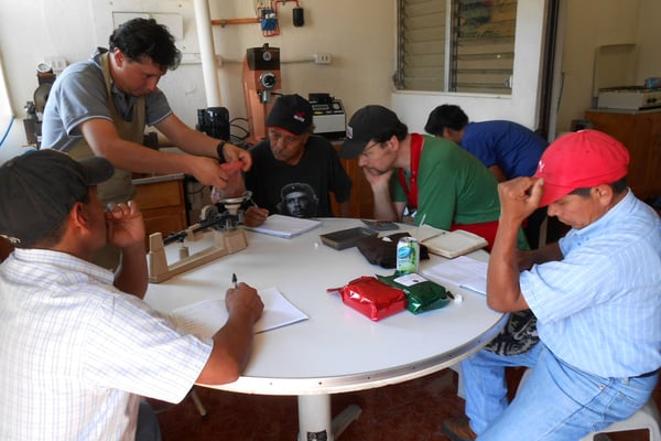 Rohkaffee / Pergamino Wiegen - der Wert ist wichtig, da er auch Bestandteil der Kalkulation beim Exporteur ist: Einfach gesagt - wieviel Pergamino braucht man, um die Rohkaffeemenge in gewünschter Qualität (Grösse, Fehleranzahl) zu erreichen