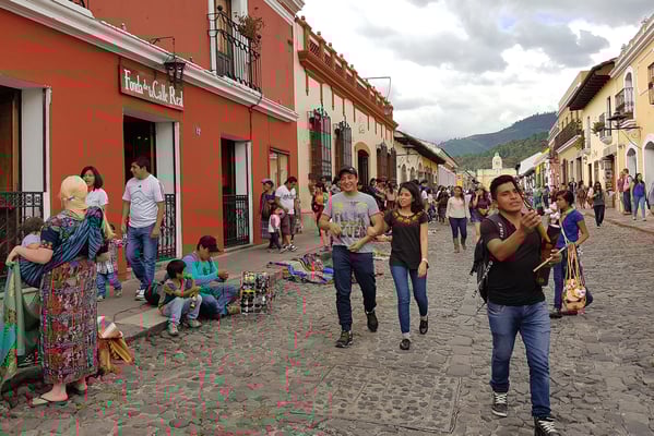 Feiertag: "Revolución de 1944" in Guatemala - eige Straßen in Antigua sind für Autos gesperrt, der Rest der Stadt ist vollgestopft und die Abgaswolke macht dem Vulkan Konkurrenz.