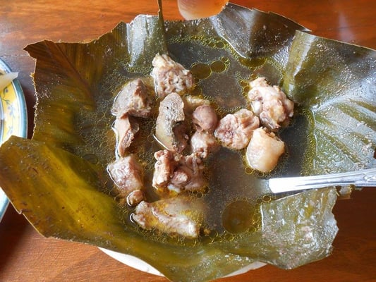 Hühnerinnereien in Brühe im Bananenblatt