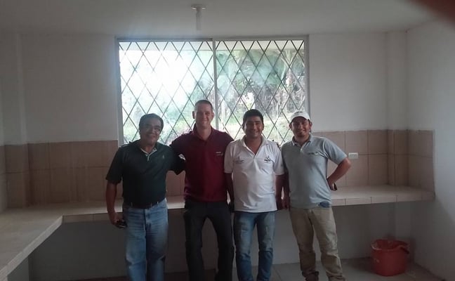 Victor Hugo Zarate, pingo, Franklin Wilfrido Abad Rosillo, Vicente Troya im neuen Cuppinglabor im neuen Verarbeitungszentrum der Acrim Zumba