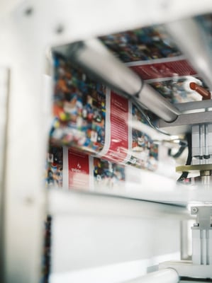 Die Folie wird durch die Verpackungsmaschine transportiert...