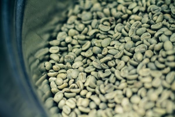 Carlos Napoleón Mayos Kaffee von rechts und ganz nah.