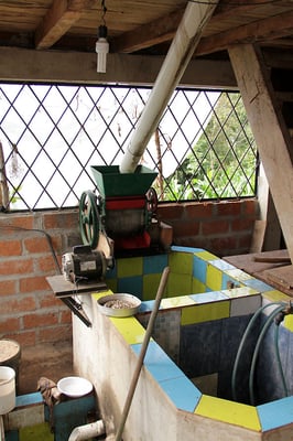 sehr gut installierter Despulpadore und Waschbecken für Kaffee bei einem Mitglied der ACRIM