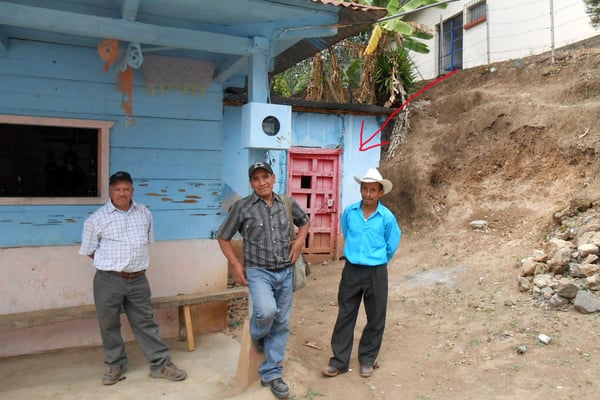 Luis, Marcos und Ancelmo - im Hintergrund der Dorfknast (das Ding mit der roten Tür)
