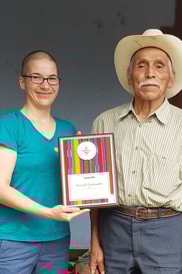 2016  Don Agapito gibt seine Plakete für den 1. Platz bei dem Wettbewerb von Anacafé der Region  "San Marcos" an Quijote Kaffee, damit wir zeigen können, was für tollen Kaffee sie produzieren