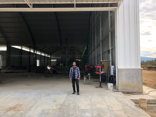 Julio vor der neuen Verarbeitungsanlage