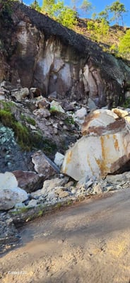 Abgebrochene und herabgestürzte Steinbrocken an der Hauptstraße
