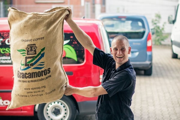 Pingo und der Sack in dem der Rohkaffee von Carlos zu uns kam.