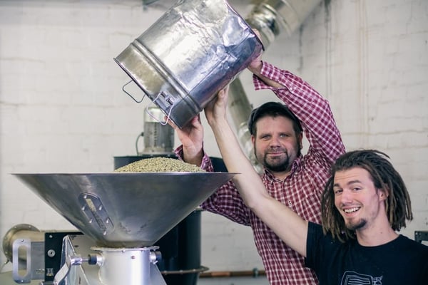 Olli und Matt mit einem leeren Hobbock - der Rohkaffee von Carlos wurde mittels Telekinese in den Trichter gefüllt. [Matt kann das, Olli auch und Pingo auch!]