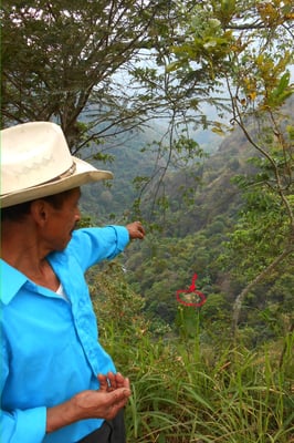 Ancelmo zeigt auf seinen Patio in der Feerne