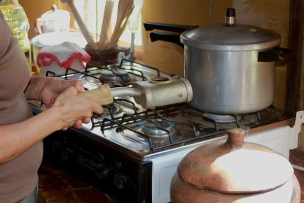 Heimrösten auf japanisch in Ecuador