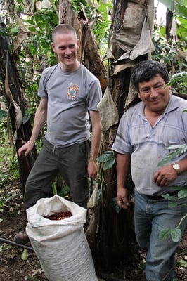 Despulpadora von Justino Ramirez (AACRI), Pingo, Kira Schubert und Jose Cueva (AACRI)