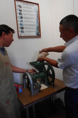 Pergamino oben rein, an und los...