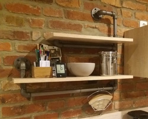 Kreatives Küchenregal, das sich in dieser Bauform super in Dachschrägen einpassen lässt. | (c) A. Bollmann